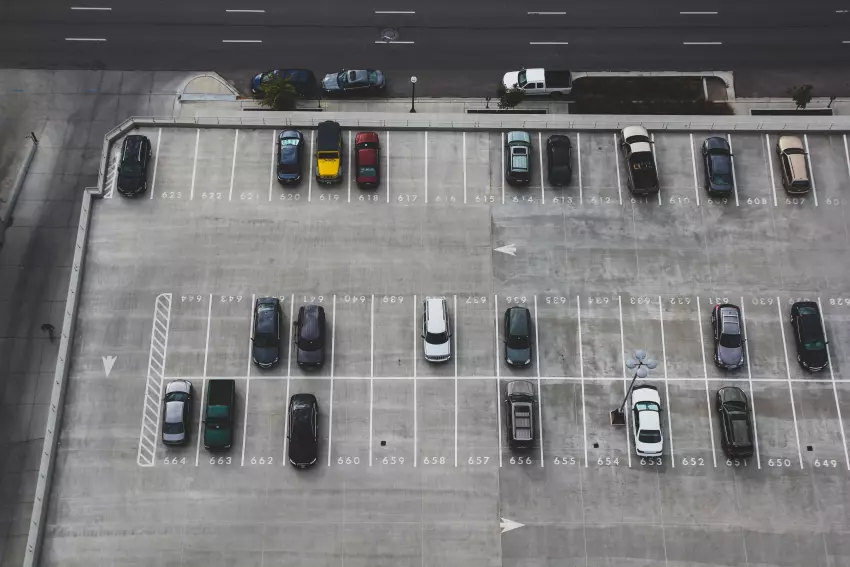 Dopravní předpisy na silnici vs pravidla provozu na parkovišti - jsou stejné nebo ne?